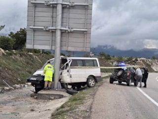 Ankara'da minibüs, otomobile ve tabela direğine çarptı: 1 ölü