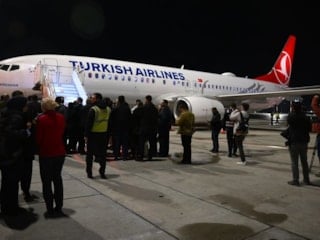 İsrail'in alıkoyduğu Sumud Filosu aktivistlerini taşıyan uçak İstanbul'a geldi