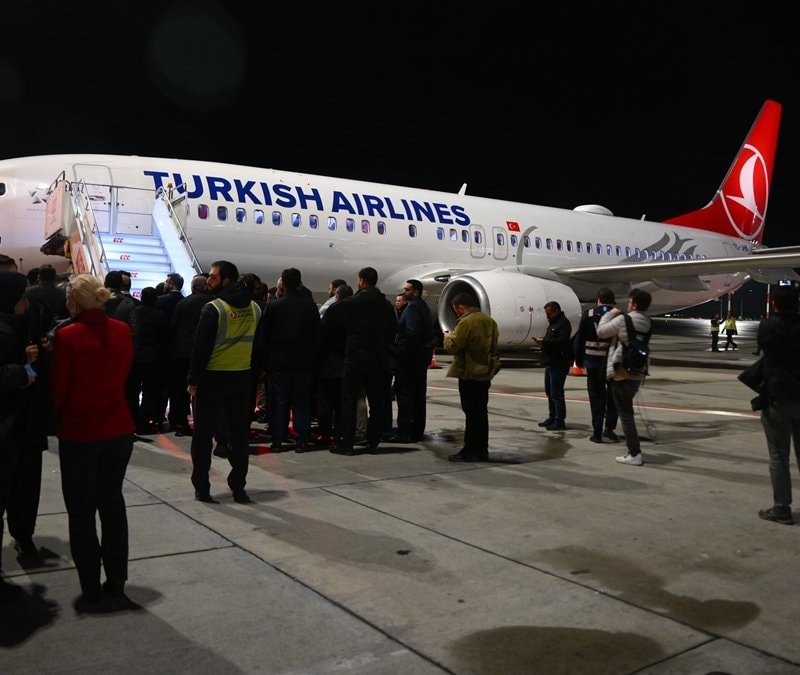 İsrail'in alıkoyduğu Sumud Filosu aktivistlerini taşıyan uçak İstanbul'a geldi