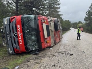 Kastamonu'da itfaiye aracı devrildi: 3 itfaiye eri yaralandı
