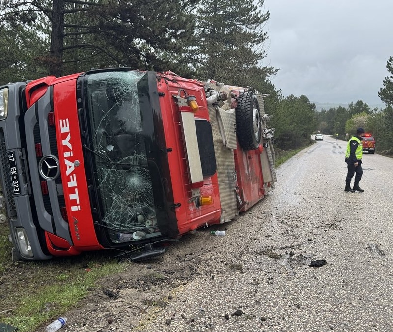 Kastamonu'da itfaiye aracı devrildi: 3 itfaiye eri yaralandı