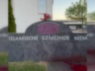 Almanya'da caminin girişine domuz başı bırakıldı