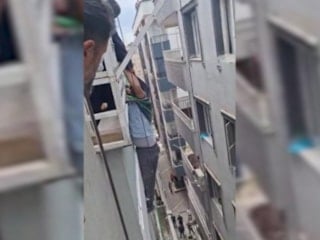 Şanlıurfa'da balkon korkuluklarına asılı kalan işçi kurtarıldı