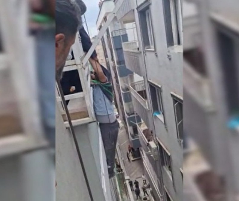 Şanlıurfa'da balkon korkuluklarına asılı kalan işçi kurtarıldı