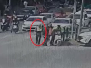 Kayseri'de motosikletli kuryeyi polisler Heimlich manevrasıyla kurtardı