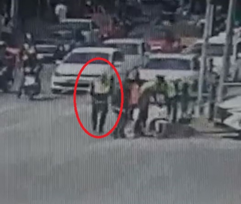 Kayseri'de motosikletli kuryeyi polisler Heimlich manevrasıyla kurtardı