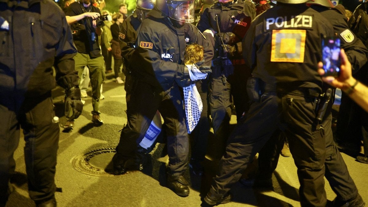 Berlin'de 1 Mayıs gösterisine polisten müdahale