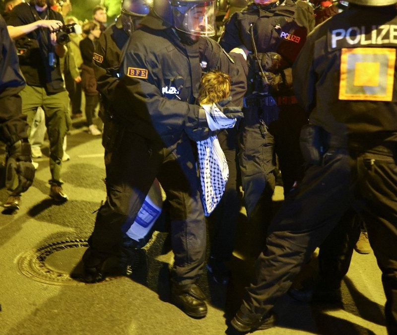 Berlin'de 1 Mayıs gösterisine polisten müdahale