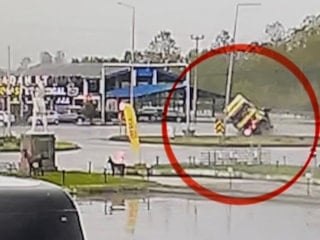 Samsun'da kırmızı ışıkta durmaya çalışan tır devrildi
