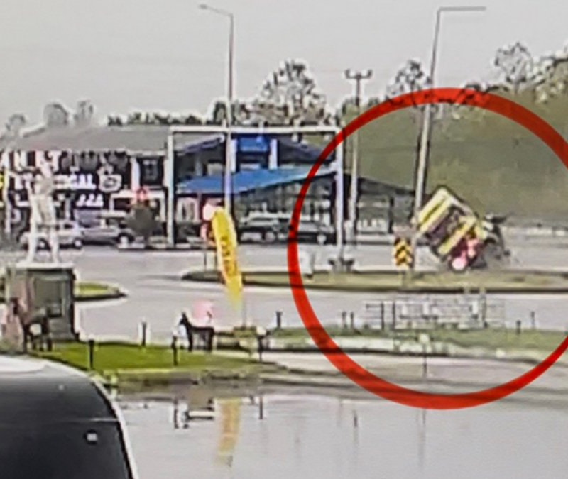 Samsun'da kırmızı ışıkta durmaya çalışan tır devrildi