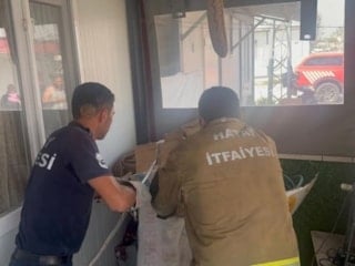 Hatay'da eve giren yılanı itfaiye yakaladı