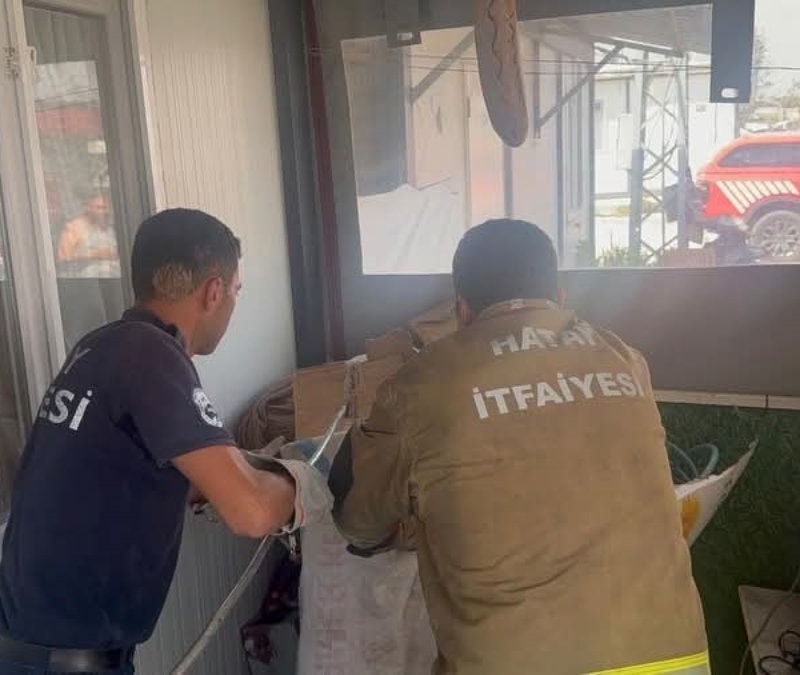 Hatay'da eve giren yılanı itfaiye yakaladı