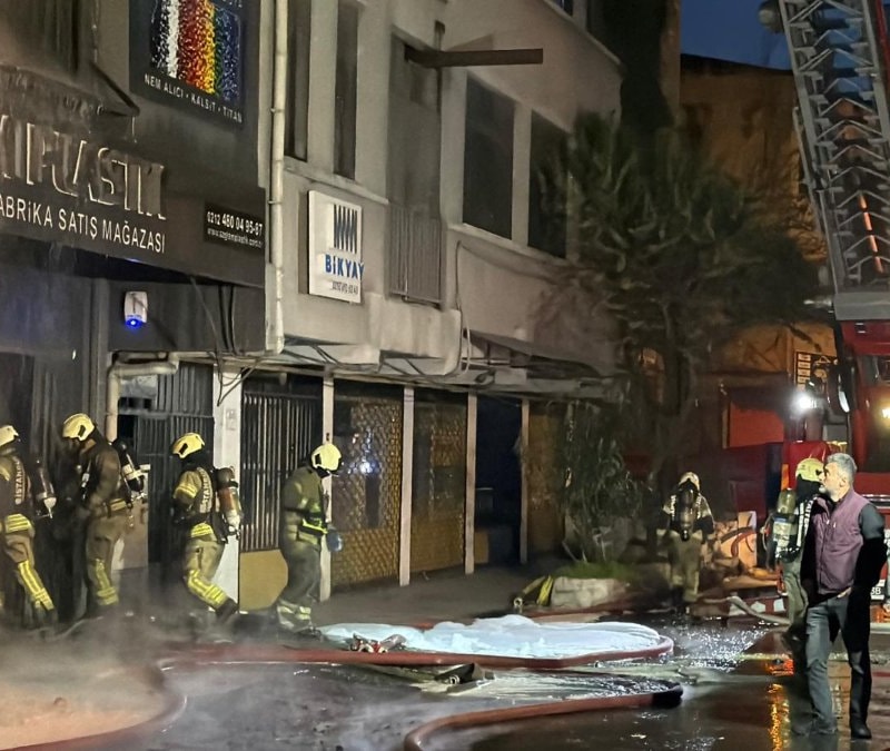 İstanbul’da 5 katlı iş yerinde korkutan yangın