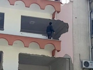 Denizli'de güvenlik önlemleri alınmadan yapılan bina yıkımı paniğe neden oldu