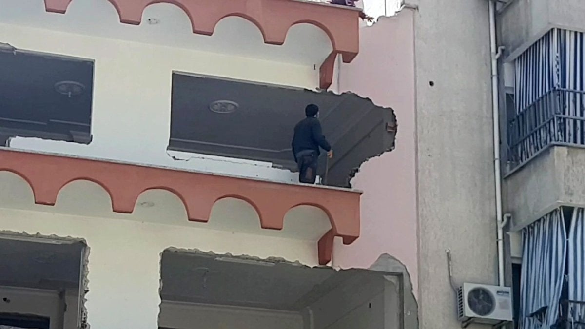 Denizli'de güvenlik önlemleri alınmadan yapılan bina yıkımı paniğe neden oldu