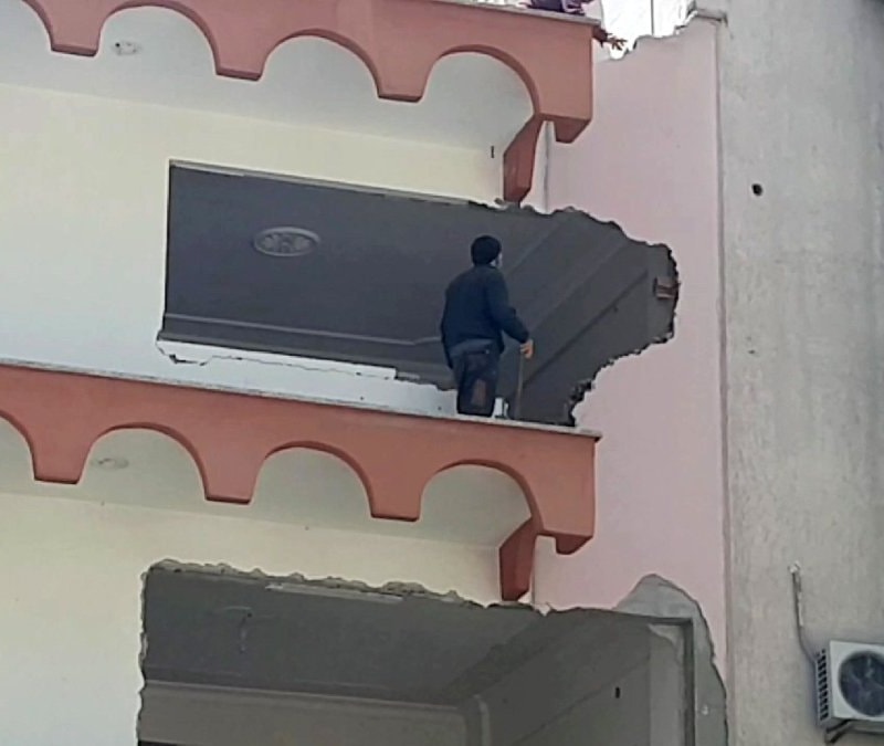 Denizli'de güvenlik önlemleri alınmadan yapılan bina yıkımı paniğe neden oldu