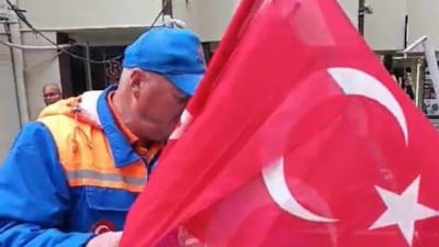 Edirne’de 1 Mayıs sonrası bayrak hassasiyeti: Çöpten toplayıp korumaya aldı