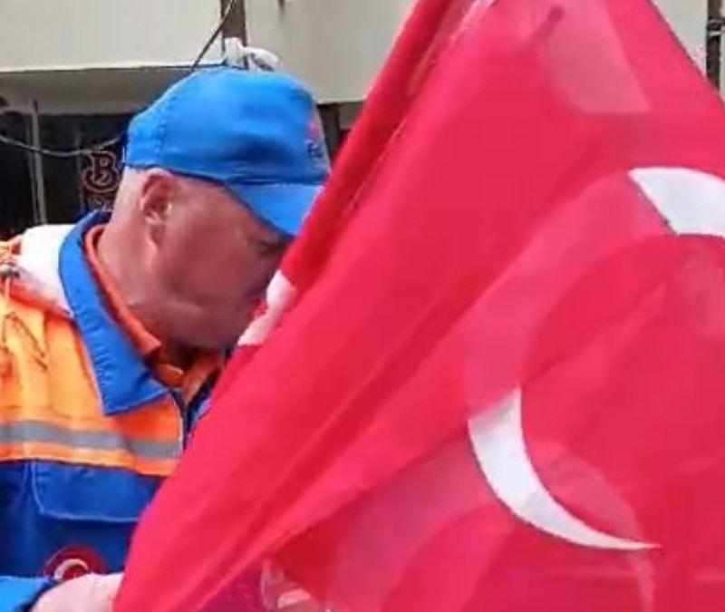 Edirne’de 1 Mayıs sonrası bayrak hassasiyeti: Çöpten toplayıp korumaya aldı