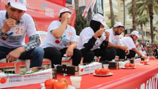 Kumluca’da 'acı' rekabet: Altın için biberle mücadele ettiler
