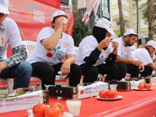 Kumluca’da 'acı' rekabet: Altın için biberle mücadele ettiler