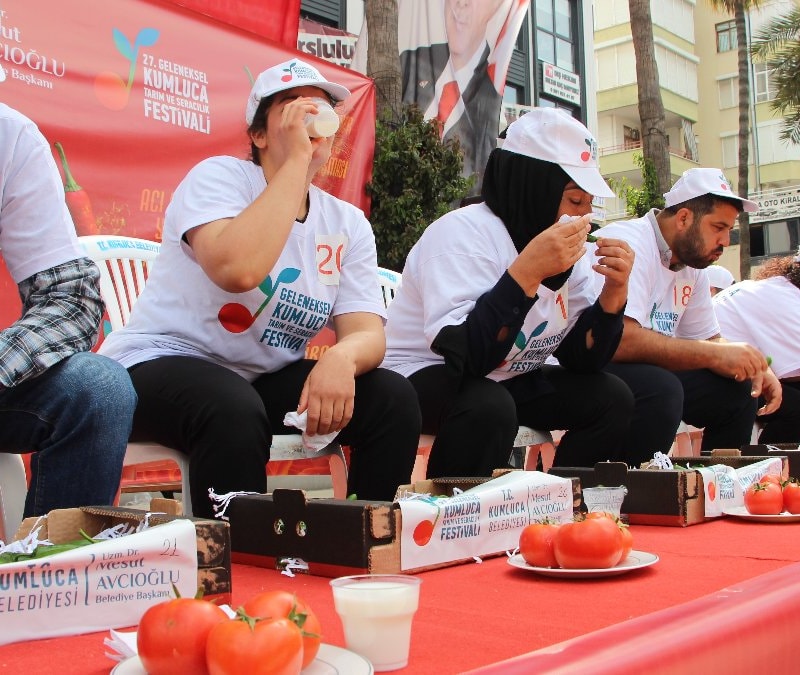 Kumluca’da 'acı' rekabet: Altın için biberle mücadele ettiler