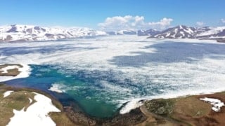 Balık Gölü mayısta da dondu: Antarktika'yı aratmayan manzara