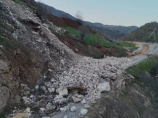Bingöl’de heyelan sonrası bölgede yol çalışması