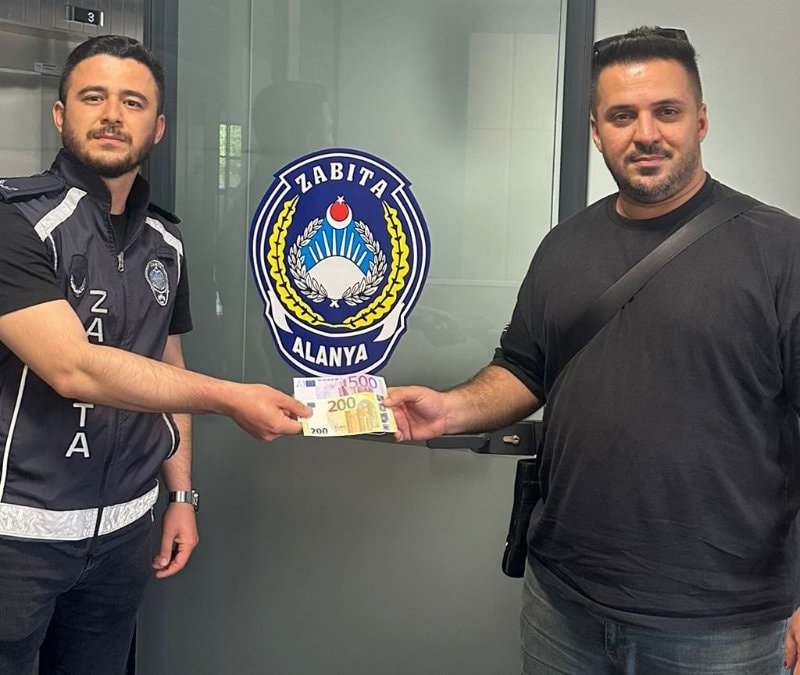 Antalya'da kaybolan 700 euro sahibine ulaştırıldı