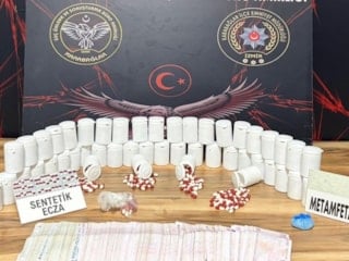 İzmir’de uyuşturucu operasyonu: 2 bin 367 adet uyuşturucu hap ele geçirildi