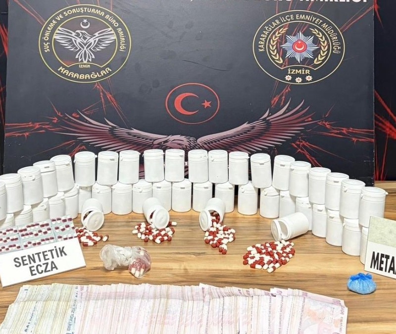 İzmir’de uyuşturucu operasyonu: 2 bin 367 adet uyuşturucu hap ele geçirildi