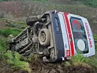 Siirt’te ambulans devrildi: 3 sağlık çalışanı yaralandı