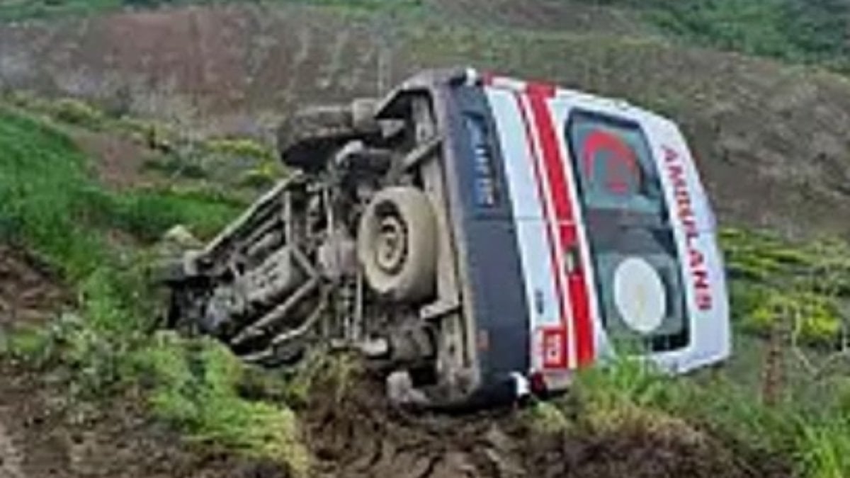 Siirt’te ambulans devrildi: 3 sağlık çalışanı yaralandı