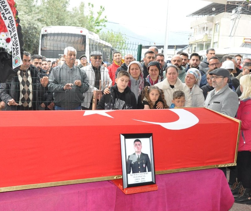 Balıkesir'de kazada hayatını kaybeden Uzman Çavuş, son yolculuğuna uğurlandı