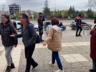 Bolu'da silahlı saldırı şüphelilerinin aileleri basın mensuplarına tepki gösterdi: Çekmeyin
