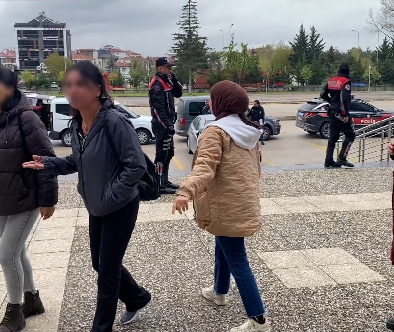 Bolu'da silahlı saldırı şüphelilerinin aileleri basın mensuplarına tepki gösterdi: Çekmeyin