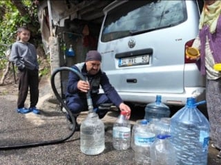 İstanbul Beykoz'da bidonlarla su kuyruğu