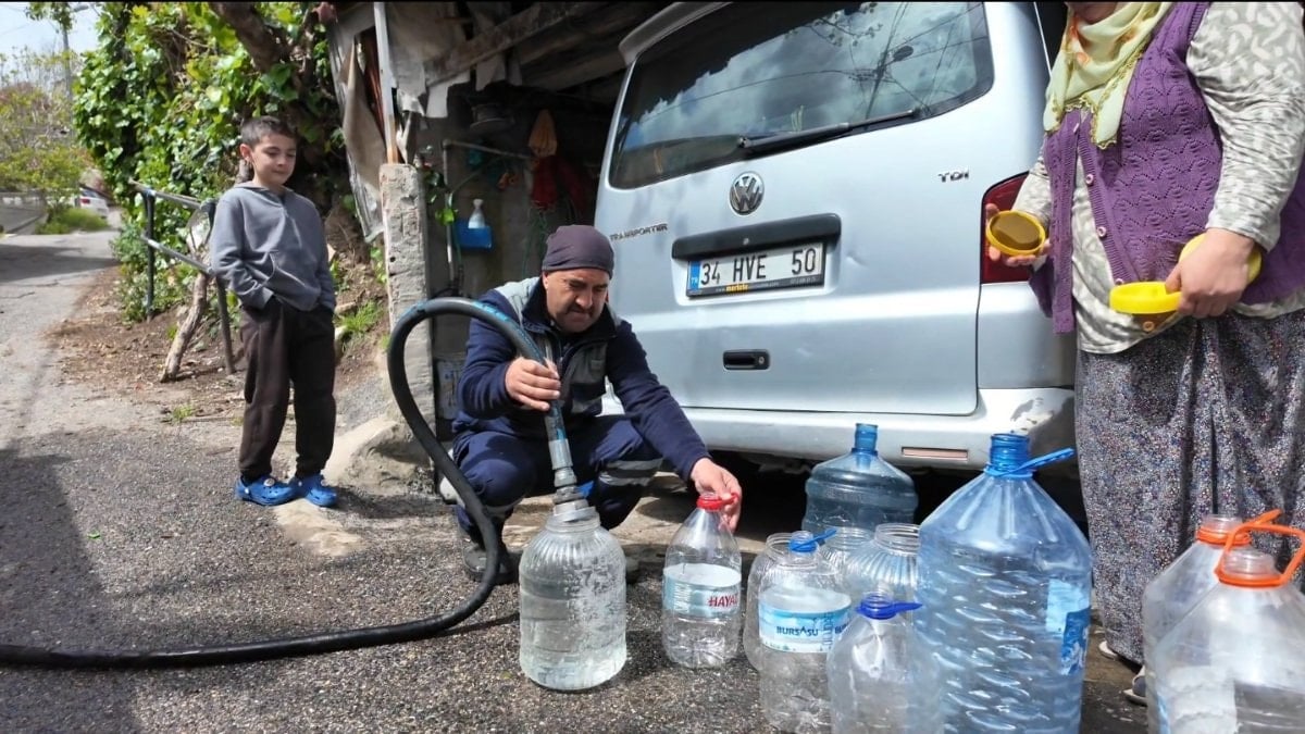 İstanbul Beykoz'da bidonlarla su kuyruğu