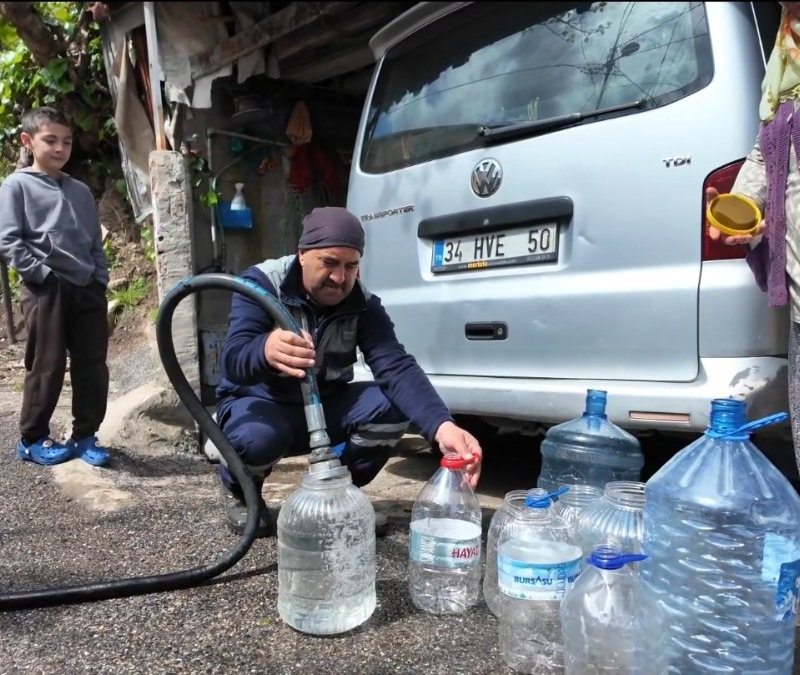 İstanbul Beykoz'da bidonlarla su kuyruğu