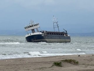Sakarya'da karaya oturan geminin kurtarılması için gözler hava durumunda