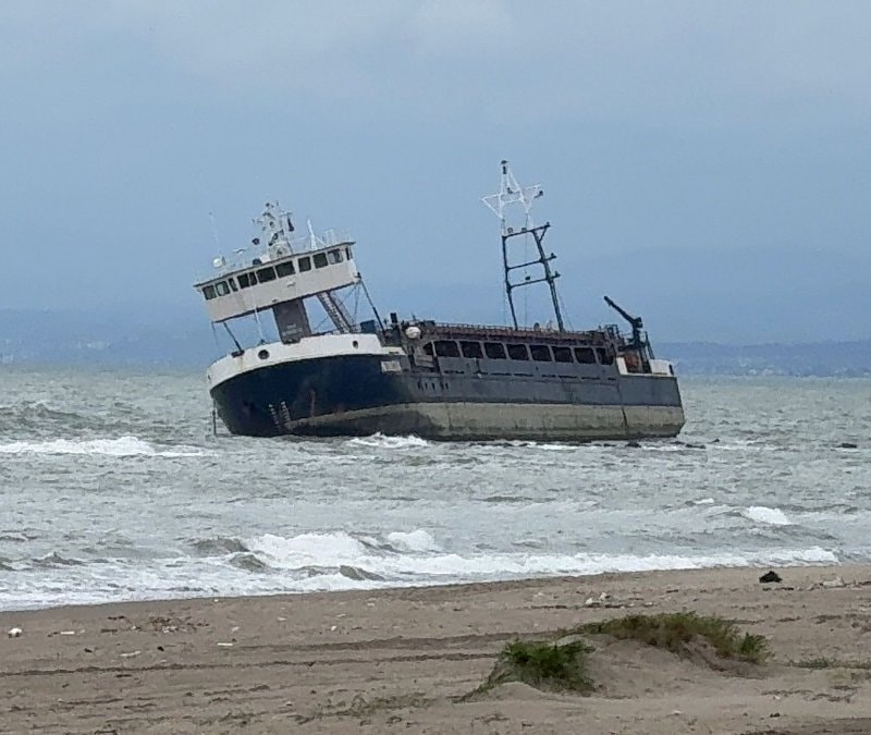 Sakarya'da karaya oturan geminin kurtarılması için gözler hava durumunda