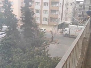 Şanlıurfa'da yanan aracı, yaşlı kadın evin balkonundan söndürmeye çalıştı
