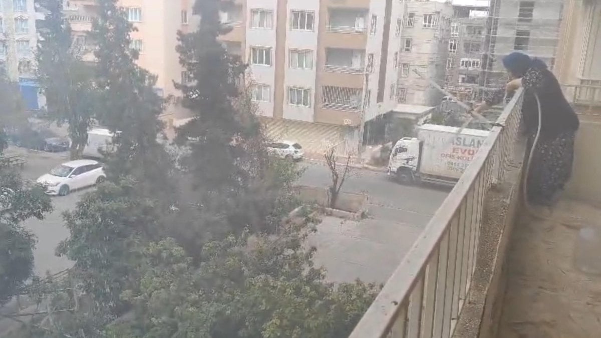 Şanlıurfa'da yanan aracı, yaşlı kadın evin balkonundan söndürmeye çalıştı