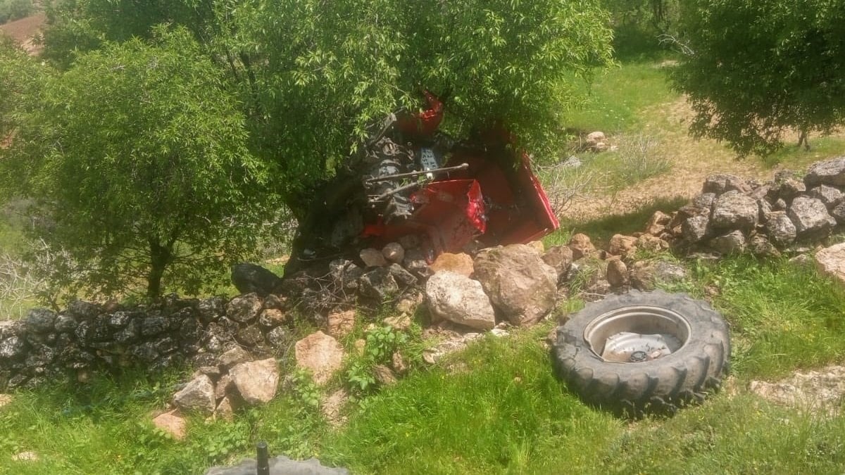 Batman'da sürücü uçuruma yuvarlanan traktörden son anda kurtuldu