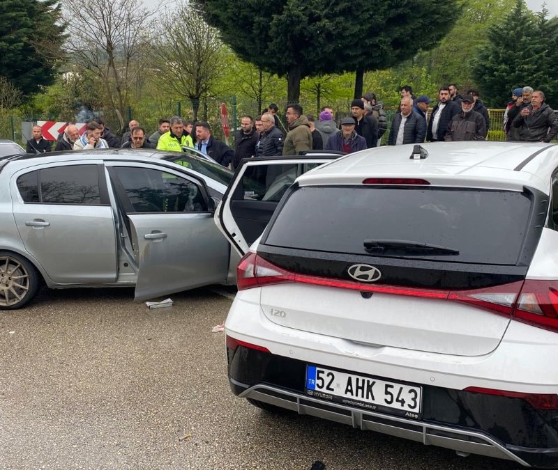 Ordu'da iki otomobilin çarpıştığı kazada 3 kişi yaralandı