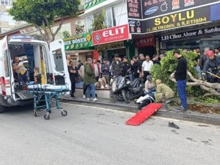 Antalya'da otomobil ortalığı savaş alanına çevirdi: 1'i ağır, 4 yaralı