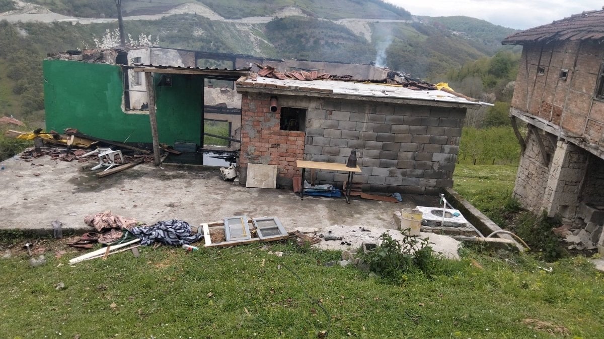 Zonguldak'ta yaşlı çiftin evi alevlere teslim oldu