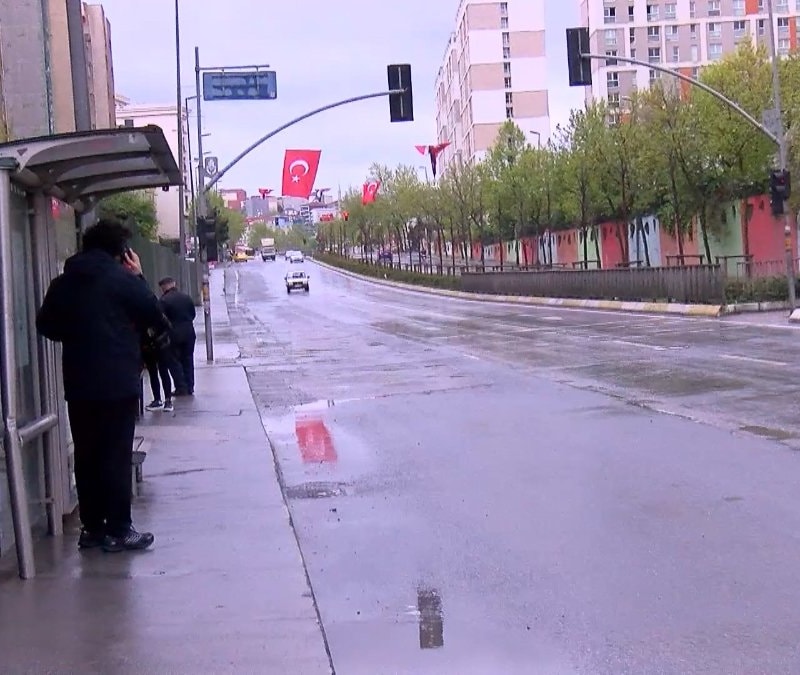 İstanbul'da otobüs durağında facia: Genç mühendis kamyonun altında kalarak can verdi