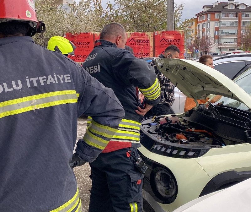 Bolu’da elektrikli araçtan dumanlar yükseldi