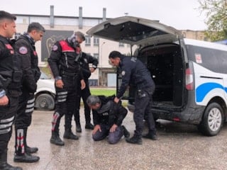 Bursa'da zorluk çıkaran ehliyetsiz sürücüye biber gazı ile müdahale edildi