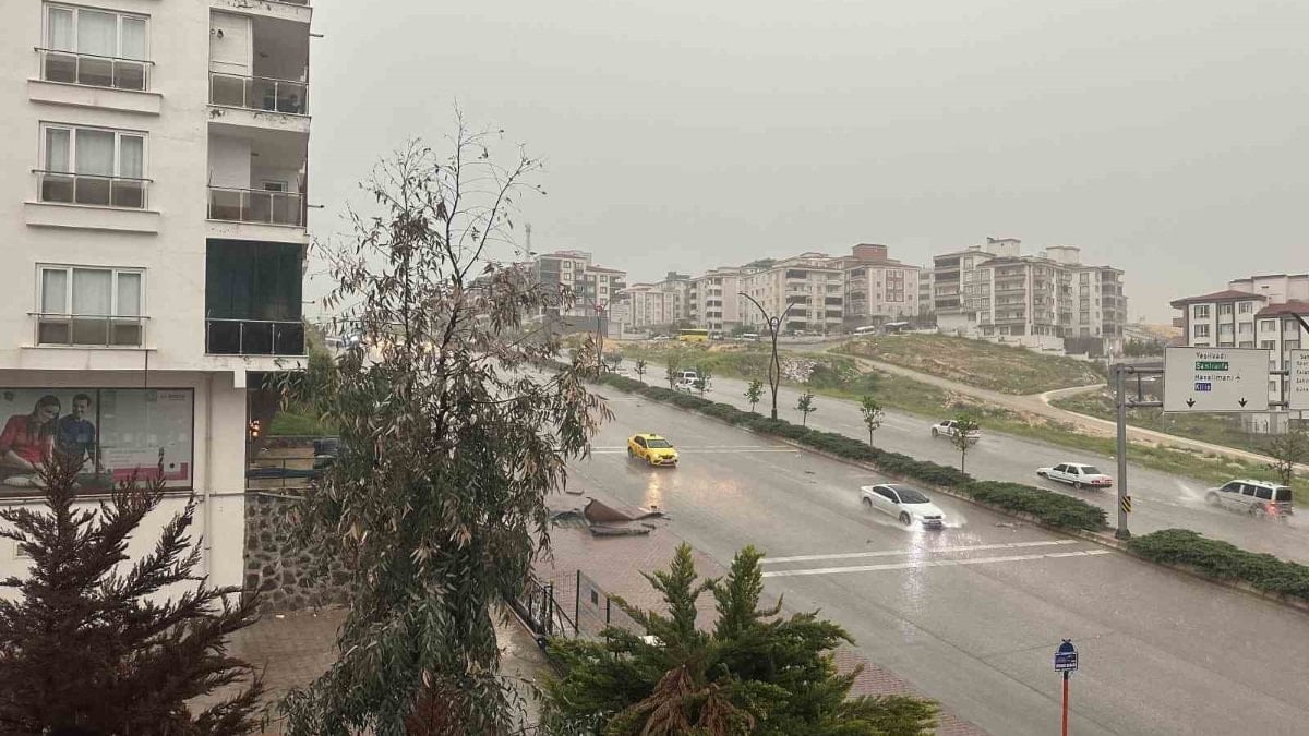Gaziantep'te sağanak yağış ve dolu hayatı felç etti